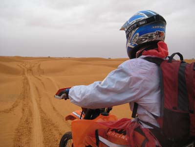 Les bykers apprécient les sables changeants